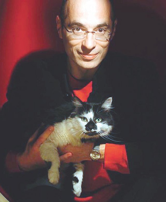 베르나르 베르베르가 자신이 키우는 고양이 도미노를 안고 있다. 그는 도미노를 모델로 소설에 등장하는 고양이 바스테트를 만들어냈다. 열린책들 제공