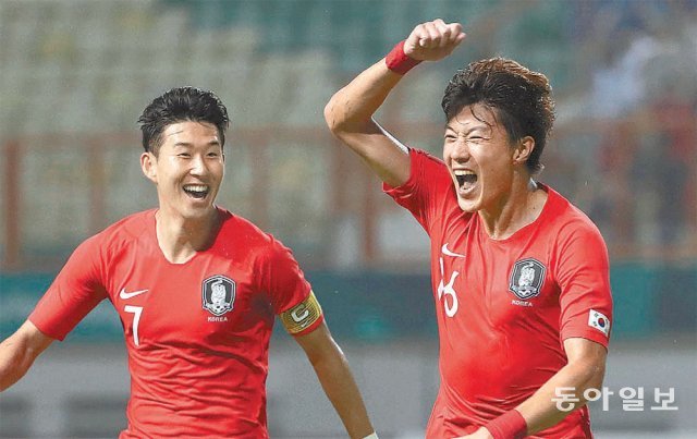 지난 3년간 한국 축구 대표팀에서 찰떡 호흡을 맞춘 공격의 기둥 손흥민(왼쪽)과 황의조가 2022년 카타르 월드컵 아시아지역 2차 예선에 나서기 위해 다시 뭉쳤다. 사진은 2018년 자카르타-팔렘방 아시아경기에서 기쁨을 나누고 있는 두 선수. 동아일보DB