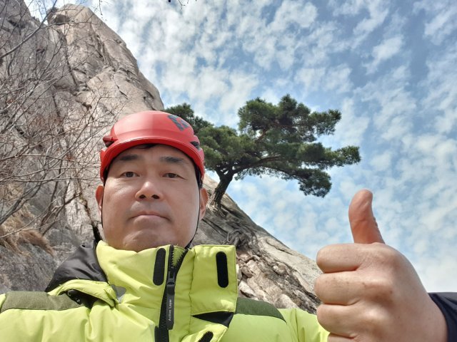 이치상 북한산국립공원특수구조대 대장이 북한산 인수봉 밑에서 포즈를 취했다. 북한산국립공원특수구조대 제공.