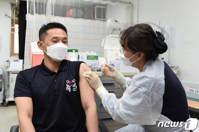 30세 이상 해군 장병이 코로나19 백신을 맞고 있다. (해군 제공)2021.4.28/뉴스1 © News1