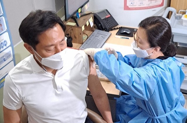 오세훈 서울시장이 28일 오후 서울 중구 보건소에서 AZ 백신 1차 접종을 했다(서울시 제공).© 뉴스1