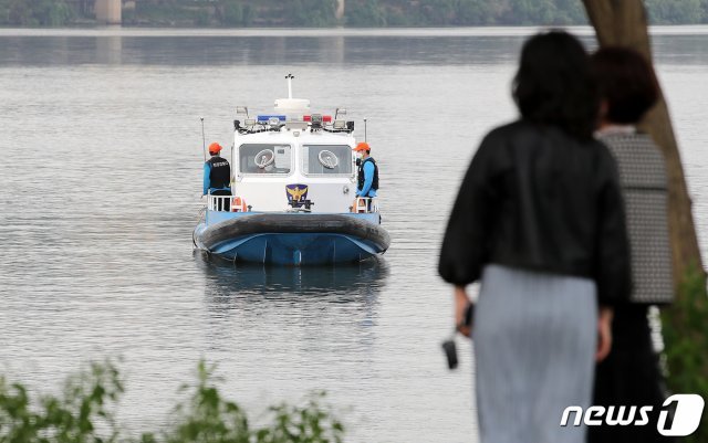 한강에서 실종된 뒤 숨진 채 발견된 의대생 故 손정민 씨 사건 관련 경찰 수사가 진행 중인 28일 오후 서울 반포한강공원 수상택시 승강장 인근에서 수색 작업이 계속되고 있다. 2021.5.28/뉴스1 © News1