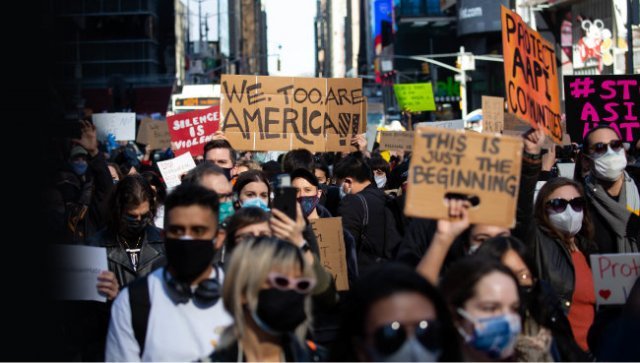 3월 20일(현지 시간) 미국 뉴욕 맨해튼 타임스퀘어에서 아시아계 증오범죄를 규탄하는 시민들이 거리에서 시위를 벌이고 있다. [뉴시스]