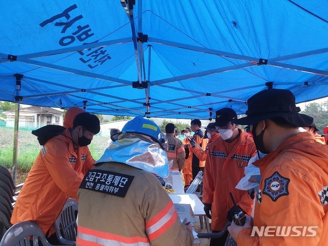 지난 26일 충북 진천에서 실종된 60대 남성을 찾기 위해 경찰과 소방당국이 수색 작업을 하고 있다. 뉴시스(진천소방서 제공)