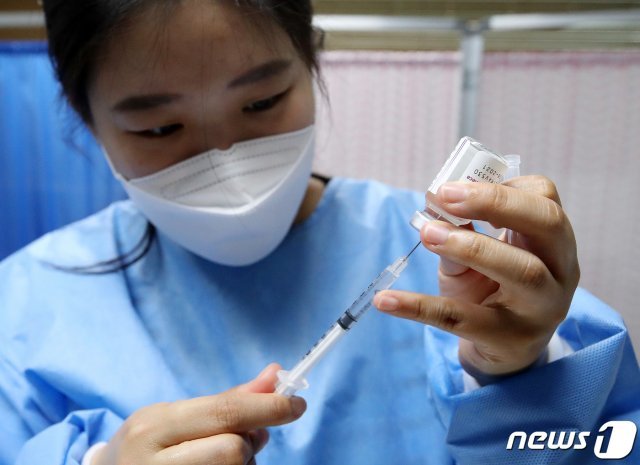 지난 28일 오후 서울시 관악구보건소에서 보건소 관계자가 아스트라제네카 백신을 들어보이고 있다. /뉴스1 © News1