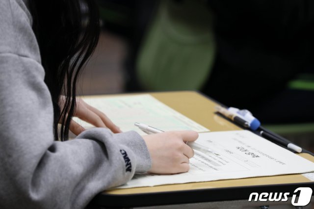 고3 학생들이 시도 교육청 주관 전국연합학력평가를 응시하는 모습./뉴스1 © News1