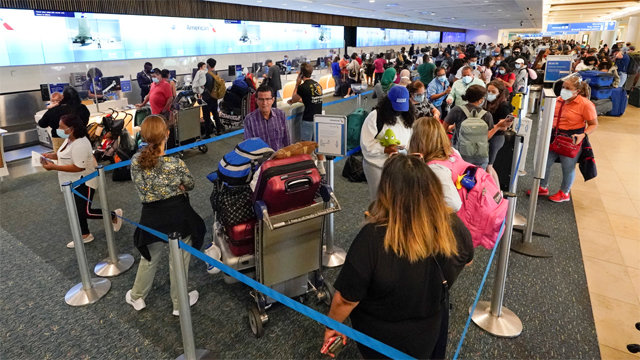 연휴 첫날 인파 몰린 美 공항 미국의 현충일 ‘메모리얼 데이’(31일) 연휴가 시작된 28일 플로리다주 올랜도 국제공항이 여행을 떠나려는 인파로 북적이고 있다. 미국 내 신종 코로나바이러스 감염증(코로나19) 백신 접종률이 전체 인구의 50%를 넘어서면서 시민들이 대거 여행길에 올랐다는 분석이 나온다. 미 교통안전청(TSA)에 따르면 이날 하루 196만 명이 항공기를 이용해 코로나19 팬데믹 기간 중 최고치를 찍었다. 올랜도=AP 뉴시스