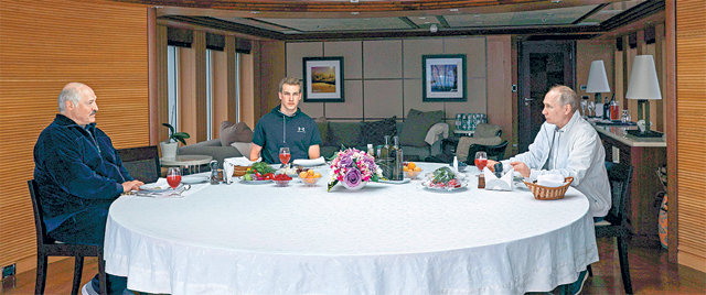 블라디미르 푸틴 러시아 대통령(오른쪽)과 알렉산드르 루카셴코 벨라루스 대통령, 루카셴코 대통령의 17세 막내아들 니콜라이(왼쪽에서 두 번째)가 29일 러시아 흑해 연안 휴양지 소치의 한 요트에서 함께 아침식사를 하고 있다. 소치=AP 뉴시스