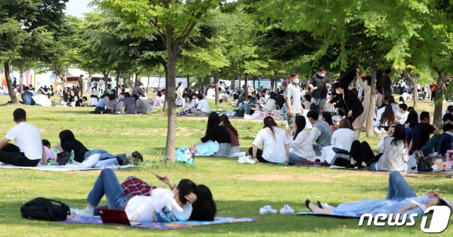 초여름 날씨를 보인 30일 서울 여의도 한강공원에서 시민들이 나무그늘아래에서 나들이를 즐기고 있다. 2021.5.30/뉴스1 © News1