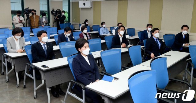 20일 오전 서울 여의도 이룸센터에서 열린 ‘더민초 쓴소리 경청 1탄’에서 더불어민주당 초선의원들이 최진석 서강대 교수의 강연을 듣고 있다. 2021.4.20/뉴스1 © News1