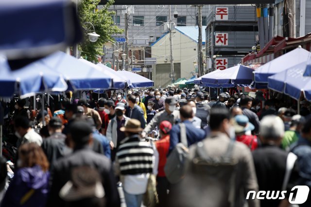 서울 동대문구 서울풍물시장이 인파로 북적이고 있다./뉴스1 © News1