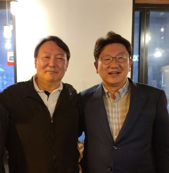 윤석열 전 검찰총장(왼쪽)과 국민의힘 권성동 의원.