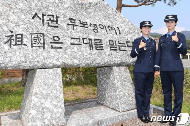 31일 공군 교육사령부 대연병장에서 열린 ‘제146기 공군 학사사관후보생 임관식’을 통해 임관한 서현덕(왼쪽)·연덕 소위 자매. (공군 제공) 2021.5.31/뉴스1