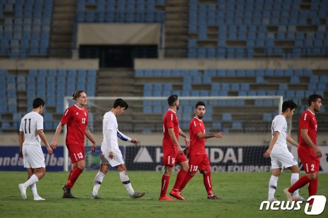 대한민국 축구대표팀 손흥민, 이강인 등이 14일(현지시간) 오후 레바논 베이루트 카밀 샤문 스포츠시티 스타디움에서 열린 2022년 카타르 월드컵 2차 예선 4차전 레바논과의 경기가 0-0 무승부로 끝나자 아쉬워하며 그라운드를 나서고 있다.2019.11.15/뉴스1 © News1