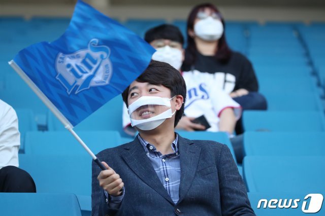 국민의힘 당 대표 예비경선을 1위로 통과한 이준석 후보가 28일 오후 대구 삼성라이온즈파크를 찾아 프로야구 삼성 라이온즈와 두산 베어스의 경기를 관람하고 있다. 2021.5.28/뉴스1 © News1