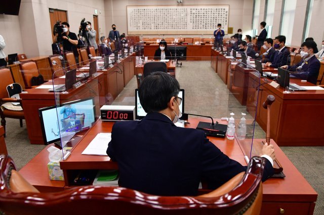 31일 오전 국회에서 열린 법제사법위원회 전체회의에 국민의힘 의원들이 불참한 가운데 박주민 위원장 직무대리가 더불어민주당 등 범여권 의원들과 김오수 검찰총장 후보자 인사청문보고서를 채택하고 있다. 사진공동취재단/안철민 기자