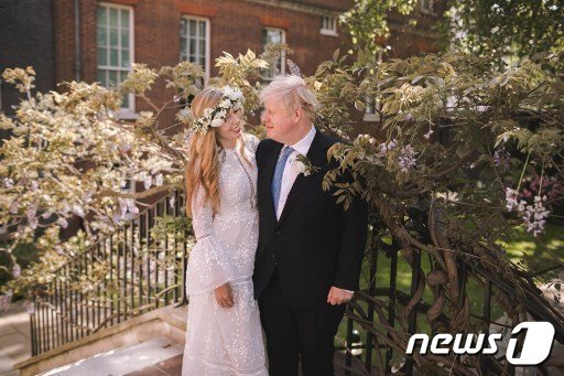 보리스 존슨 영국 총리의 아내 캐리 시먼즈가 결혼식에서 입은 웨딩드레스는 그리스 디자이너의 드레스를 8만원에 대여한 것으로 알려졌다. © AFP=뉴스1