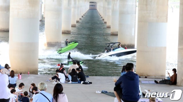 초여름 날씨를 보인 30일 서울 여의도 마포대교 아래에서 시민들이 더위를 식히고 있다. 2021.5.30/뉴스1 © News1