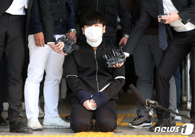 ‘노원구 세 모녀’를 잔혹하게 연쇄 살해한 피의자 김태현(25)이 9일 오전 서울 도봉경찰서 유치장에서 검찰로 송치되며 무릎을 꿇고 있다. 2021.4.9/뉴스1 © News1