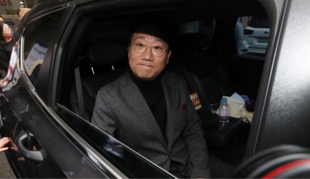 지난해 4월 17일 양정철 당시 민주연구원장이 서울 여의도 더불어민주당 중앙당사를 나서고 있다. 그는 이날 “야인(野人)으로 돌아가겠다”며 사직 의사를 밝혔다. 뉴스1