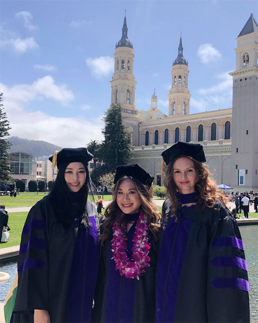 서동주(맨 왼쪽) 씨가 미국 샌프란시스코대 로스쿨 졸업식에서 친구들과 기념사진을 찍고 있다. 서동주 인스타그램