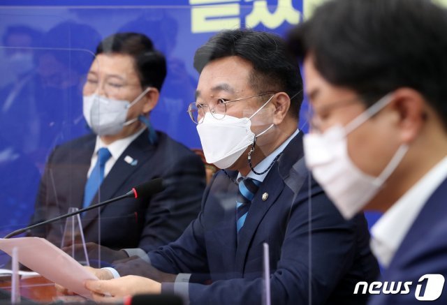 윤호중 더불어민주당 원내대표가 31일 오전 서울 여의도 국회에서 열린 최고위원회의에서 모두발언을 하고 있다. 2021.5.31/뉴스1 © News1