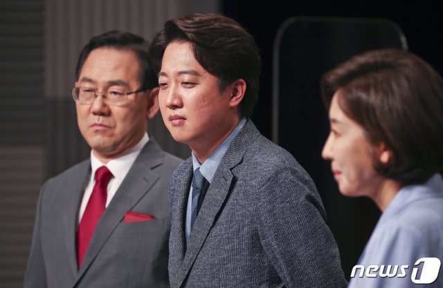 국민의힘 당대표 선거에 출마한 주호영, 이준석, 나경원 후보(왼쪽부터) 가 31일 저녁 서울 마포구 상암 MBC스튜디오에서 열린 100분토론회에 앞서 생각에 잠겨 있다. © News1 국회사진취재단