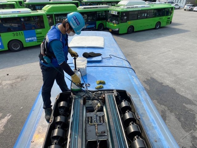 버스 에어컨 세척(서울시 제공). © 뉴스1