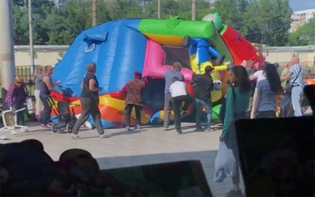 7.6m 공중으로 치솟았다가 추락한 놀이기구를 사람들이 붙잡고 있다. 페이스북 ‘Barnaul 22’ 갈무리