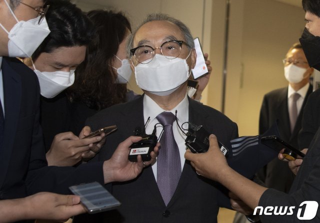 직원 강제추행 등의 혐의로 기소된 오거돈 전 부산시장이 1일 오전 부산 연제구 거제동 부산지방법원에서 열린 첫 공판에 출석하고 있다. 2021.6.1 /뉴스1 © News1