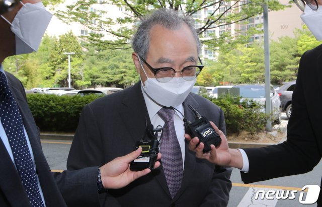 직원 강제추행 등의 혐의로 기소된 오거돈 전 부산시장이 1일 오전 부산 연제구 거제동 부산지방법원에서 열린 첫 공판에 출석하고 있다. 2021.6.1 /뉴스1 © News1