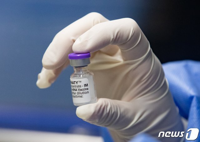 서울 중랑문화체육관에 마련된 코로나19 예방접종센터에서 의료진이 화이자 백신 소분을 하고 있다. 2021.5.26/뉴스1 © News1