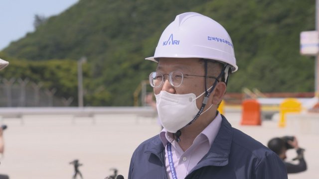 고정환 한국항공우주연구원 한국형발사체개발사업본부장이 1일 한국형발사체 누리호 이송·기립 후 취재진들에게 현장 브리핑을 하고 있다. (한국항공우주연구원 제공) 2021.06.01 /뉴스1