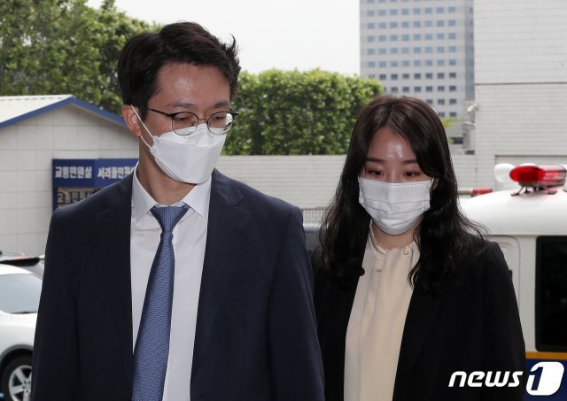 손정민씨 친구 A씨의 법률대리인인 법무법인 원앤파트너스 이은수(왼쪽), 김규리 변호사가 1일 유투버 B씨를 허위사실 유포에 의한 정보통신망법 위반과 업무방해 혐의로 고발하기 위해 서울 서초구 서초경찰서로 들어서고 있다. 2021.6.1/뉴스1 © News1