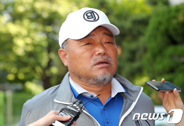 가수 김흥국씨가 30일 오후 서울 영등포경찰서에서 동료가수에게 상해를 입힌 혐의로 조사를 받은 뒤 청사를 나서며 취재진의 질문에 답하고 있다. 2018.5.30/뉴스1 © News1