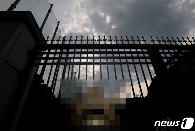서울 강북구의 한 고등학교에서 신종 코로나바이러스 감염증(코로나19) 집단감염이 발생해 3학년 학생 31명 등 총 학생 32명이 확진된 가운데 1일 해당 고등학교가 적막한 모습을 보이고 있다. 2021.6.1/뉴스1 © News1