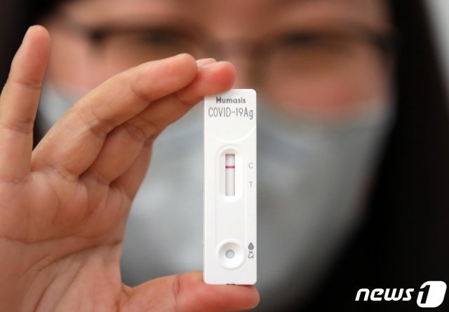 서울시가 콜센터와 물류센터를 대상으로 코로나19 자가검사키트 시범사업을 시작한 지난 17일 자가검사키트 생산업체 직원이 서울 성동구의 한 콜센터 직원을 대상으로 시연해 보이고 있다. 2021.5.17/뉴스1 © News1