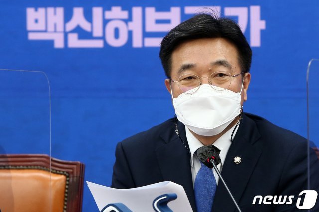 윤호중 더불어민주당 원내대표가 1일 국회에서 열린 원내대책회의에 참석해 발언하고 있다. 2021.6.1/뉴스1 © News1