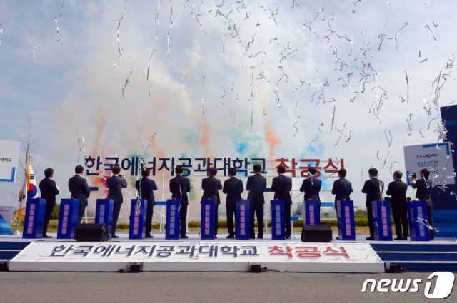 1일 오후 전남 나주 빛가람혁신도시 내 대학설립 예정부지에서 열린 ‘한국에너지공과대학교 착공식’에서 김부겸 국무총리 등 참가자들이 착공을 기념하는 세리머니를 하고 있다. 2021.6.1/뉴스1 © News1