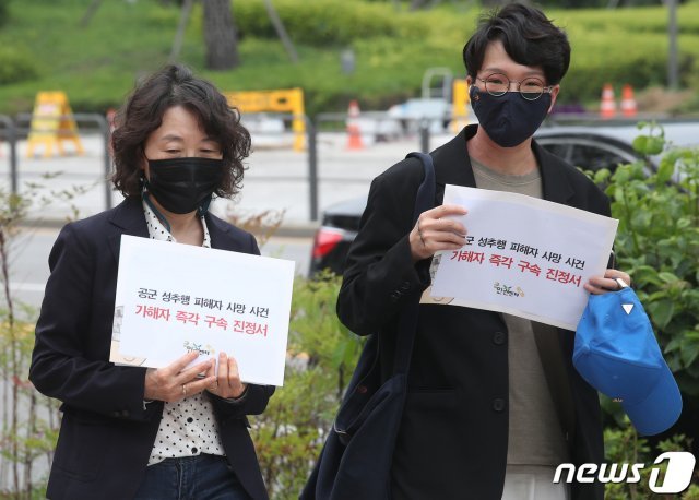 김숙경 군성폭력상담소 상담소장(왼쪽)이 1일 오후 서울 용산구 국방부 민원실에 공군 성추행 피해자 사망 사건 가해자 즉각 구속을 촉구하는 진정서를 제출하기 위해 이동하고 있다. 2021.6.1/뉴스1 © News1