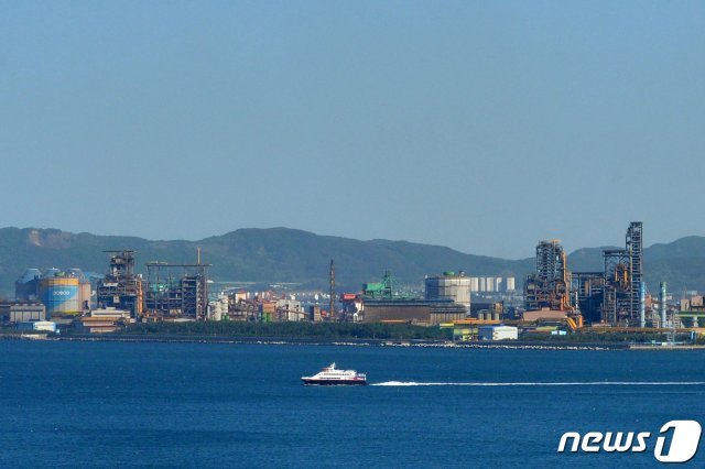 미세먼지가 사라진 지난달 9일 오후 경북 포항여객선터미널을 출발한 울릉도 정기여객선이 북구 영일대해수욕장 바다위를 달리고 있다. 이날 오후 포항지역 미세먼지 농도는 보통 수준을 기록했다.(사진은 기사 본문 내용과 관련없음)2021.5.9/뉴스1 © News1