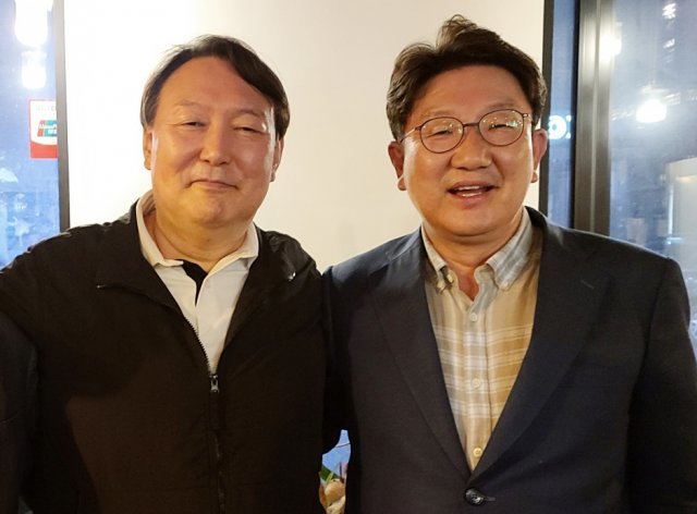 윤석열 전 검찰총장이 지난 29일 강원도 강릉에서 권성동 국민의힘 의원을 만나 기념사진을 찍고 있다. 독자제공=뉴스1