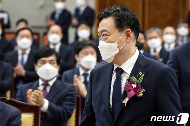 김오수 신임 검찰총장이 1일 오후 서울 서초구 대검찰청에서 열린 취임식에 참석하고 있다. 윤석열 전 검찰총장이 사퇴한 지 석 달 만에 검찰 수장에 오른 김 총장은 문재인 정부의 마지막 검찰총장으로 이날부터 2년간의 임기를 시작한다. 2021.6.1/뉴스1 © News1