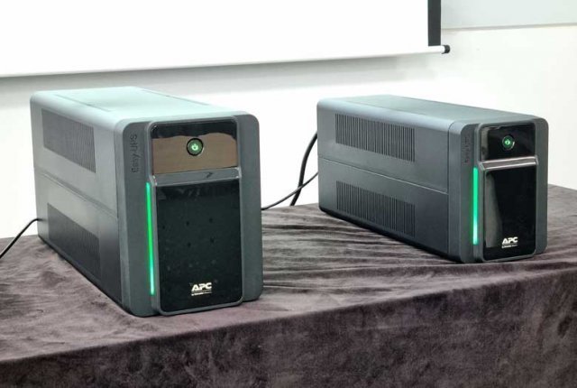 슈나이더 일렉트릭 APC의 Easy UPS BVX 시리즈(왼쪽)와 Back-UPS BX 시리즈(오른쪽) (출처=IT동아)