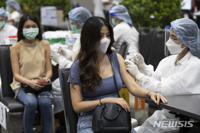 25일(현지시간) 태국 방콕의 시암 파라곤 쇼핑몰에 마련된 코로나19 백신 접종소에서 항공사 직원들이 시노백 백신을 접종하고 있다. 2021.05.25. [방콕=AP/뉴시스]