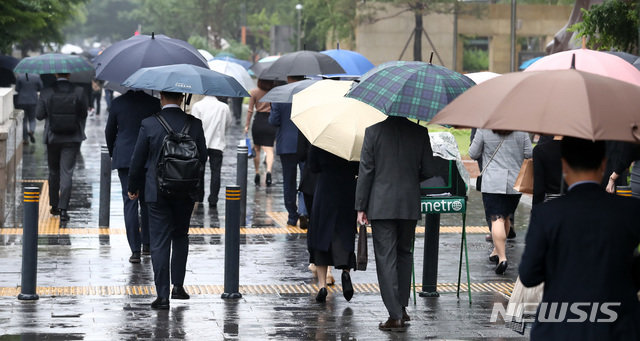우산 쓴 시민들. 뉴시스