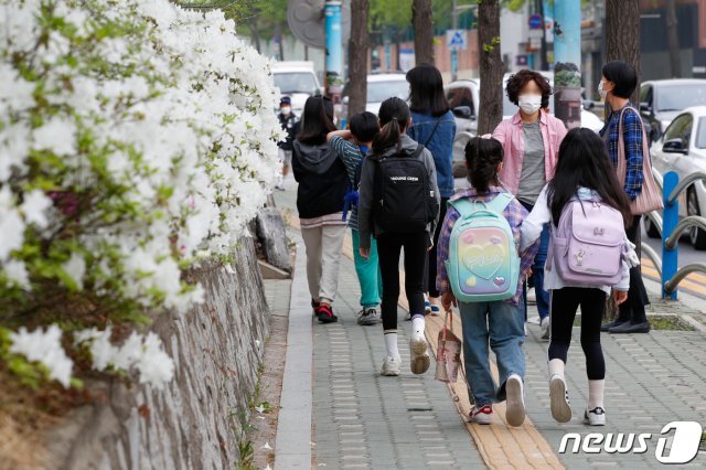 지난 4월22일 서울 시내 한 초등학교에서 마스크 쓴 학생들이 등교하고 있다./뉴스1 © News1