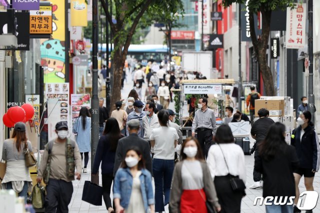 서울 중구 명동 거리에서 마스크를 쓴 시민들이 오가고 있다. 2021.5.26/뉴스1 © News1
