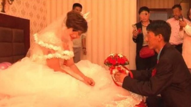 인청이 SNS에서 발견한 아내 나나의 결혼식 장면. 오디티센트럴 갈무리