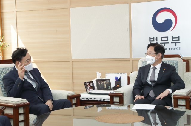 김오수 검찰총장(왼쪽)과 박범계 법무부 장관. 법무부 제공=뉴스1